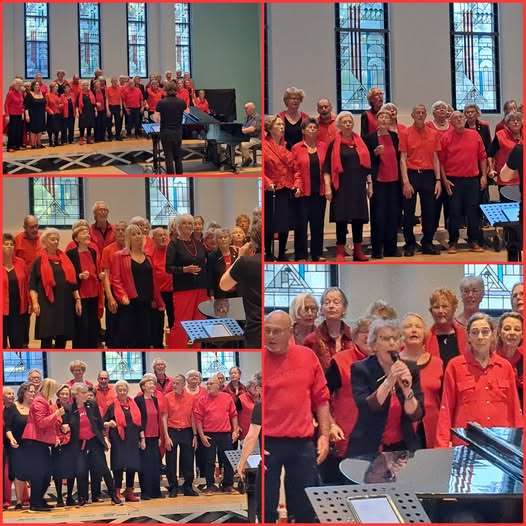 Collage van foto'd van het in zwart-rood geklede seniorenpopkoor lust for life uit Amsterdam bij het optreden tijdens het korenfestival muiderkerk op 10 mei 2025.