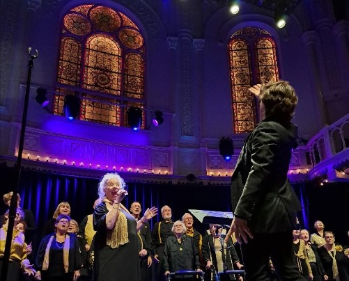 senioren popkoor lust for life solo van hetty tijdens een optreden in paradiso i feel good v2