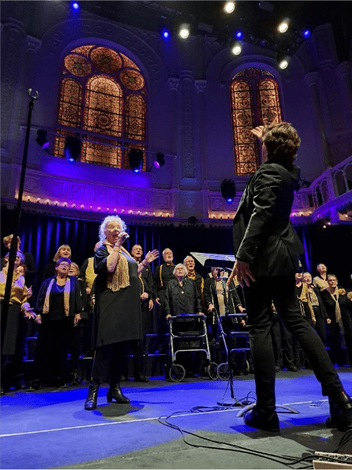 Foto van Hetty Smit op hte tobneel van p;aradiso tijdens een optreden voor de Paradiso Korendagen met het nummer 'i feel good'